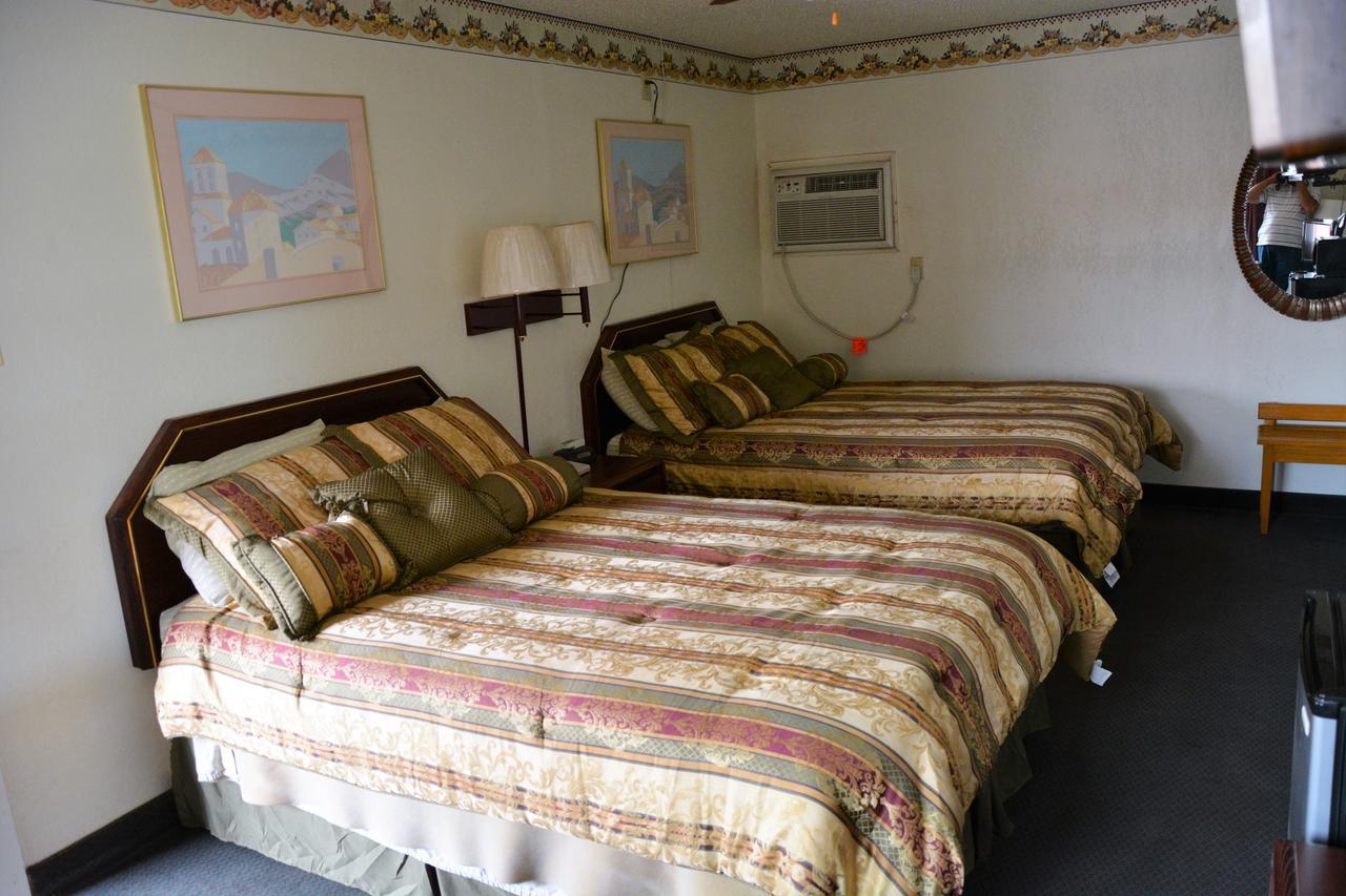Budget Inn Of Brownfield Екстериор снимка